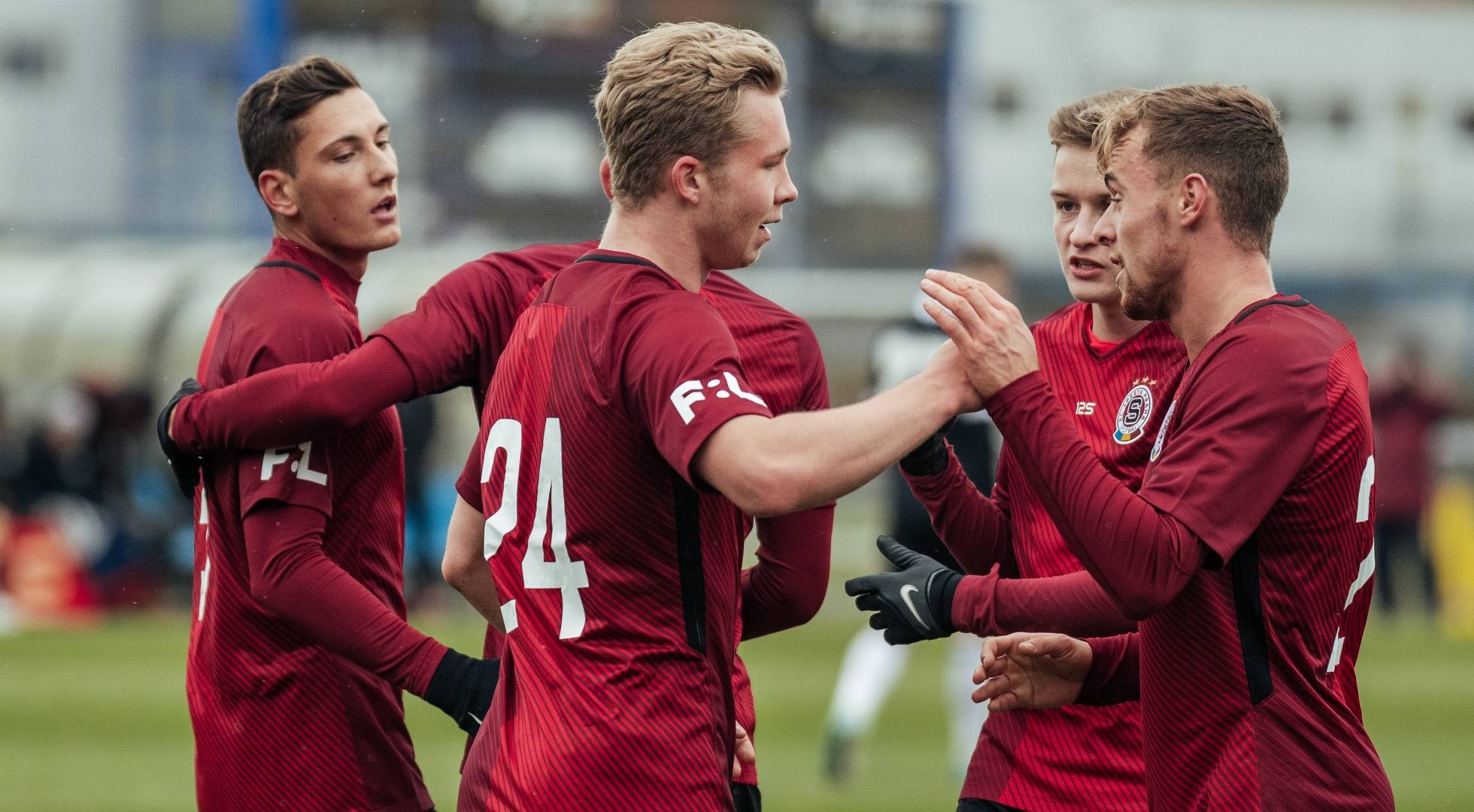 爱游戏体育-包含出色防守首场状态出色，澳大利亚队观众沸腾！，詹姆斯重返赛场气势如虹延续的词条